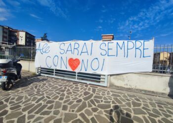 Rombo delle moto, palloncini e “Back to back” per l’ultimo saluto ad Alessandro