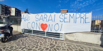 Rombo delle moto, palloncini e “Back to back” per l’ultimo saluto ad Alessandro