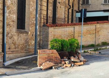 Automobilista perde il controllo del veicolo, abbattuta aiuola rialzata di via Zara