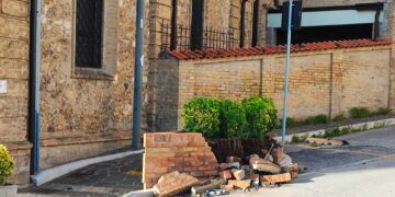 Automobilista perde il controllo del veicolo, abbattuta aiuola rialzata di via Zara