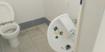 Terminal, teppisti scatenati devastano i bagn. FdI: «Comune incapace di gestirlo»