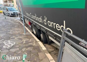 Via del Porto, la strada sprofonda sotto il peso di un camion