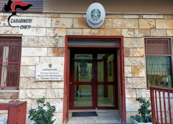 Ruba una giacca, la figlia la restituisce dopo l’indagine dei carabinieri