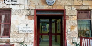 Ruba una giacca, la figlia la restituisce dopo l’indagine dei carabinieri