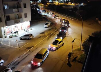 Si accende il nuovo semaforo e si formano lunghe code