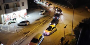 Si accende il nuovo semaforo e si formano lunghe code