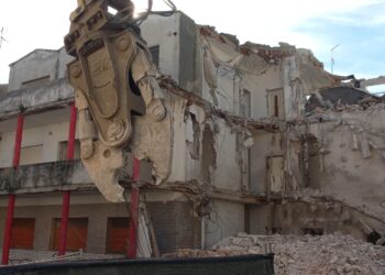 Rimosso l’amianto, in corso la demolizione dell’ex scuola. Il nuovo edificio sarà per i servizi sociali