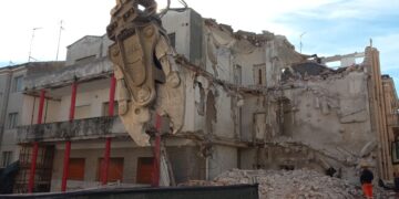 Rimosso l’amianto, in corso la demolizione dell’ex scuola. Il nuovo edificio sarà per i servizi sociali