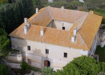 Non fu “il palazzo dei 100 diavoli”, ma un orfanotrofio: la vera storia della villa dei d’Avalos