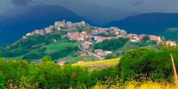 Eolico, Giangiacomo invita alla mobilitazione: «No a paesi vittime delle rinnovabili»