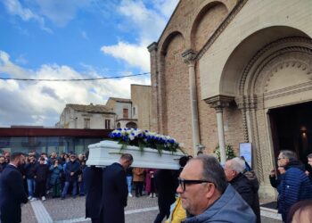 Palloncini bianchi e azzurri e la canzone di Geolier per salutare Gloria: «Sei una parte di noi»
