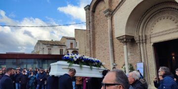 Palloncini bianchi e azzurri e la canzone di Geolier per salutare Gloria: «Sei una parte di noi»