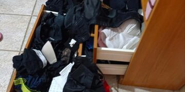 I ladri entrano con la chiave bulgara e disattivano l’allarme, poi fuggono a mani vuote