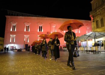 “Mai più sola”: ombrelli rossi contro la violenza