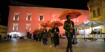 “Mai più sola”: ombrelli rossi contro la violenza
