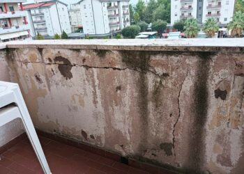 Crepe, balconi pericolanti, infiltrazioni: preoccupa la palazzina popolare di via De Gasperi