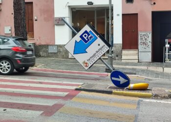 Auto contro segnale di corso Garibaldi e righiera del castello, 29enne in ospedale