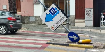 Auto contro segnale di corso Garibaldi e righiera del castello, 29enne in ospedale