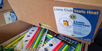 Zainetti, calcolatrici e cancelleria per gli studenti bisognosi: lo “zaino sospeso” dei Lions