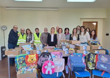 Zainetti, calcolatrici e cancelleria per gli studenti bisognosi: lo “zaino sospeso” dei Lions