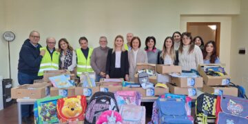 Zainetti, calcolatrici e cancelleria per gli studenti bisognosi: lo “zaino sospeso” dei Lions