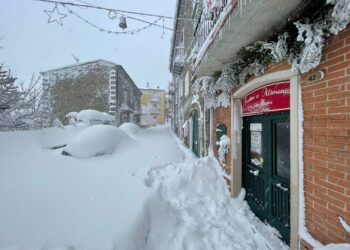 Il Vastese nella morsa del gelo: nevicate nell’entroterra e tempesta di vento sulla costa
