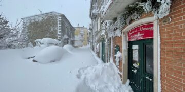 Il Vastese nella morsa del gelo: nevicate nell’entroterra e tempesta di vento sulla costa