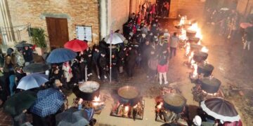 A Pollutri la tradizione è più forte della pioggia: cotti 6 quintali di fave di San Nicola