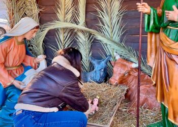 La parrocchia di Santa Maria Maggiore dona un nuovo bambinello per il presepe danneggiato