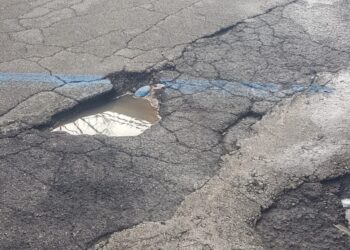 «Buche profonde davanti alle Poste, quando scendi dall’auto inciampi e se piove ti fai il bagno»