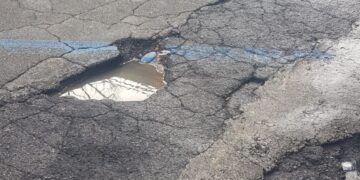 «Buche profonde davanti alle Poste, quando scendi dall’auto inciampi e se piove ti fai il bagno»