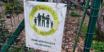 “Zona sorvegliata dai residenti”: spuntano i cartelli per avvertire i ladri