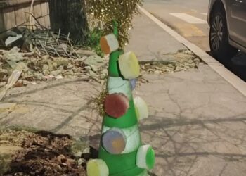Il marciapiede è dissestato da tempo, il cono da cantiere diventa un albero di Natale