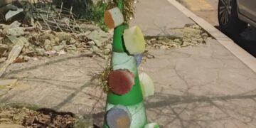 Il marciapiede è dissestato da tempo, il cono da cantiere diventa un albero di Natale