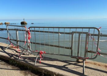 Lungomare, crolla un pezzo di balconata. Allagamenti, «vasche di accumulo piene di sabbia»