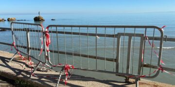 Lungomare, crolla un pezzo di balconata. Allagamenti, «vasche di accumulo piene di sabbia»
