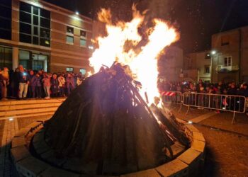 San Salvo, la tradizione in piazza con il Fuoco di San Tommaso