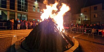 San Salvo, la tradizione in piazza con il Fuoco di San Tommaso