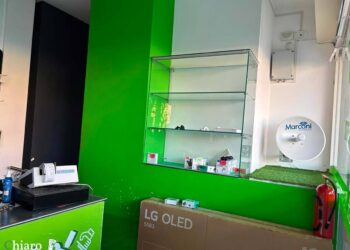 Furto con spaccata di fronte al commissariato di Vasto: rubati iPhone e accessori per 20mila euro