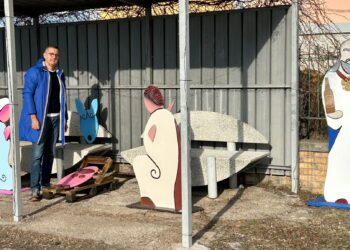 Punta Penna, la Natività sotto la pensilina: «Ecco il nostro presepe contro la violenza sulle donne»