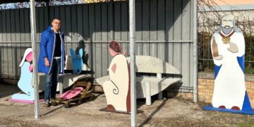 Punta Penna, la Natività sotto la pensilina: «Ecco il nostro presepe contro la violenza sulle donne»