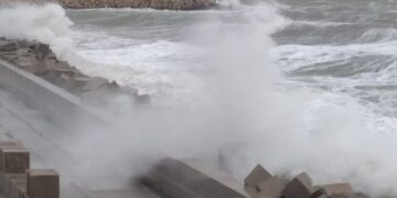 Per i pescatori vigilia di Natale a rinforzare gli ormeggi: «Coi lavori spostati massi che proteggevano il molo»