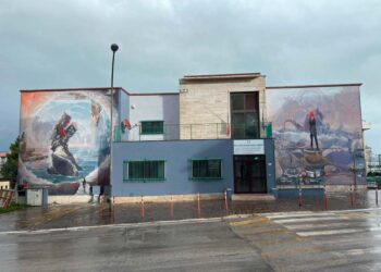 Il murale di Vesod Brero arricchisce la facciata del Liceo delle Scienze umane “Pantini-Pudente”