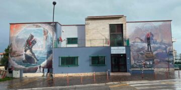 Il murale di Vesod Brero arricchisce la facciata del Liceo delle Scienze umane “Pantini-Pudente”