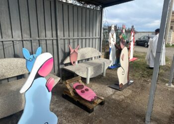 Artista anonimo e volontari trasformano la vecchia pensilina nella grotta della Natività