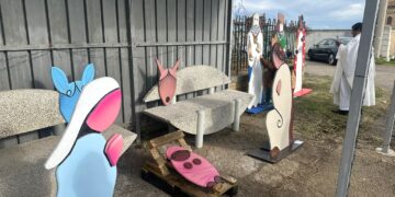 Artista anonimo e volontari trasformano la vecchia pensilina nella grotta della Natività