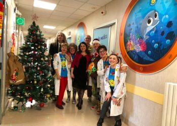 Ricoclaun e Anna Maione creano un’atmosfera natalizia emozionante in ospedale 