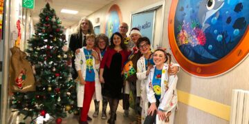 Ricoclaun e Anna Maione creano un’atmosfera natalizia emozionante in ospedale 