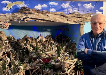 Modellare pezzo per pezzo il legno portato dal mare: così nasce il presepe artistico di Nicola Tilli