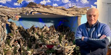 Modellare pezzo per pezzo il legno portato dal mare: così nasce il presepe artistico di Nicola Tilli